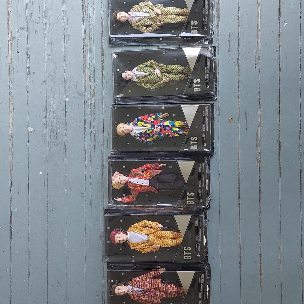 6 BTS Kpop collector dolls